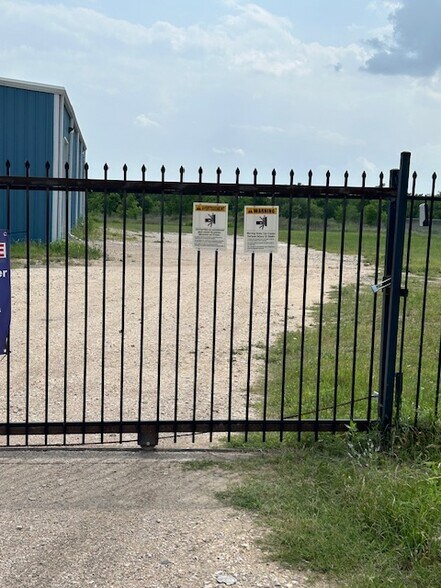 More Photos Of 8503 Lava Hill Rd, Austin Warehouse For Lease