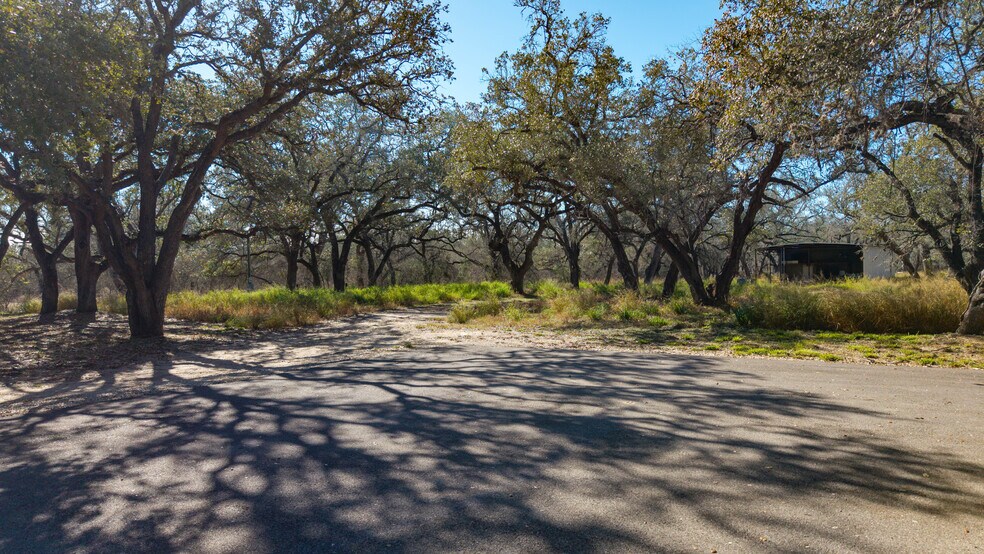 More Photos Of 5683 US Highway 181 N, Floresville Office For Sale