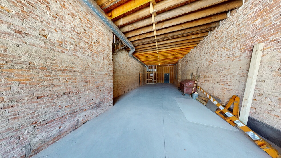 More Photos Of 231-237 S Wabash St, Wabash Storefront Retail Office For Sale