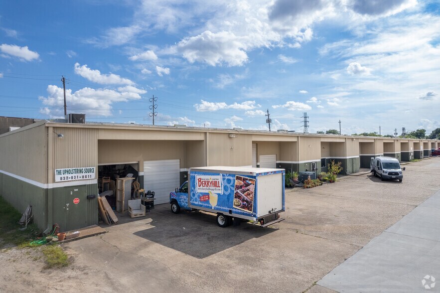 More Photos Of 1499 N Post Oak Rd, Houston Warehouse For Lease