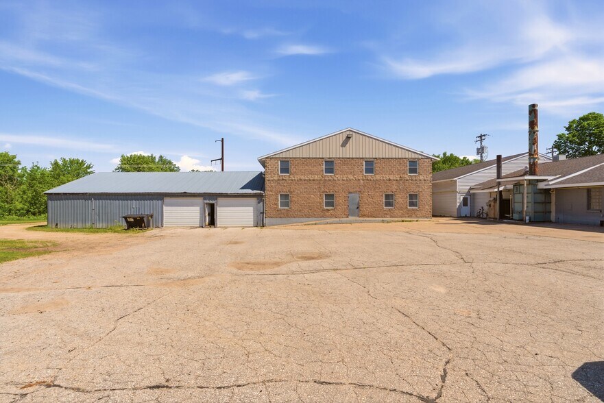 Primary Photo Of 520 W Broadway St, Blair Warehouse For Sale