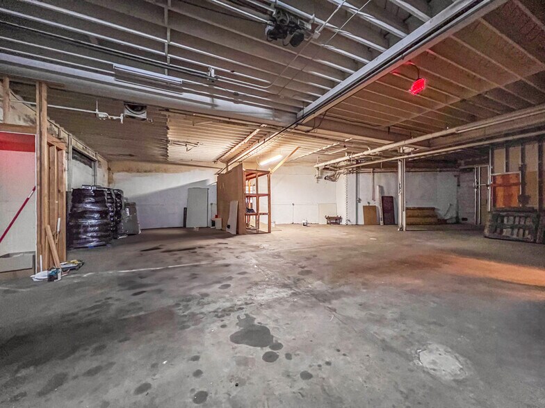 More Photos Of 222 E Bridge St, Morrisville Light Distribution For Sale