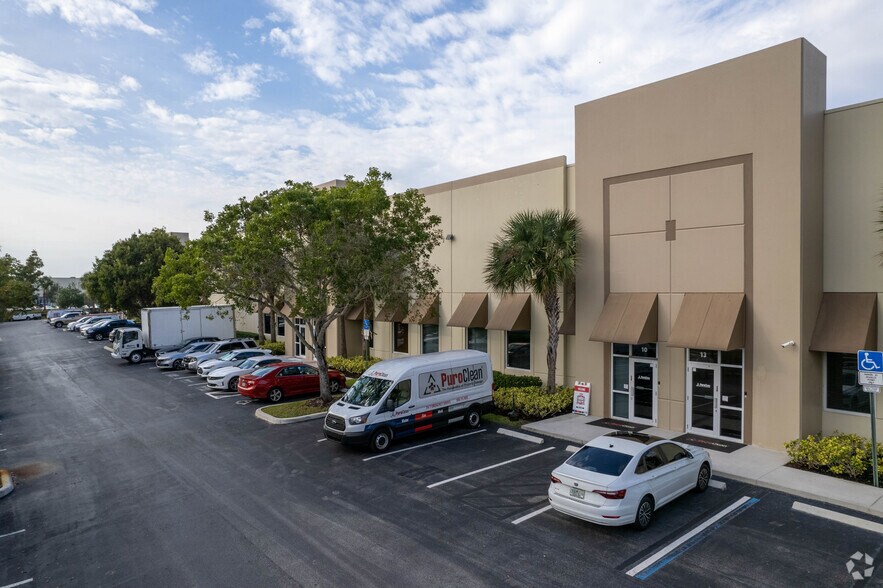 More Photos Of 6001 N Hiatus Rd, Tamarac Warehouse For Lease