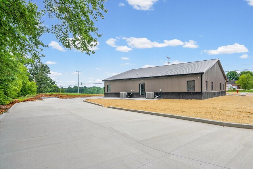 More Photos Of 1404 Dover Rd, Clarksville Office For Lease