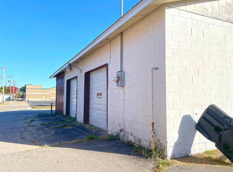 More Photos Of 1101 W Sheridan Ave, Shenandoah Auto Repair For Sale