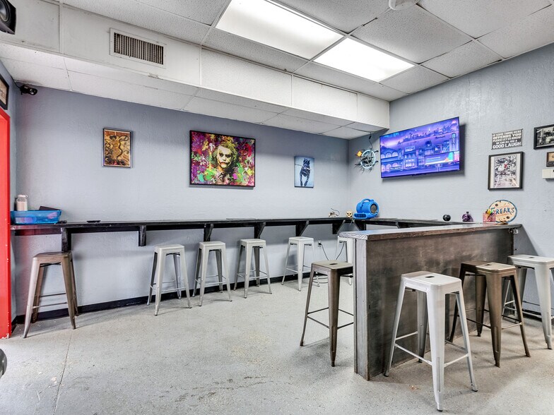 More Photos Of 1922 Strand St, Galveston General Retail For Sale