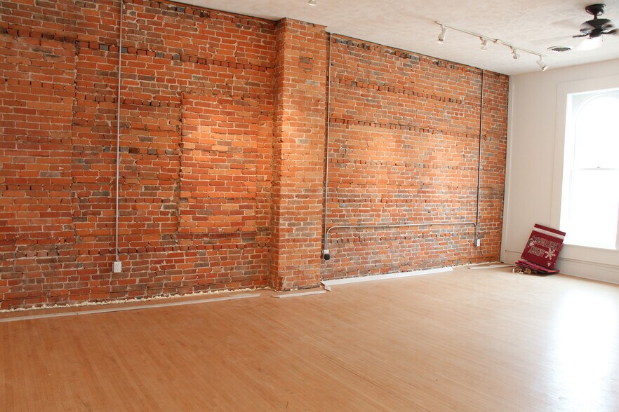 More Photos Of 221-223 E State St, Rockford Storefront Retail Residential For Lease