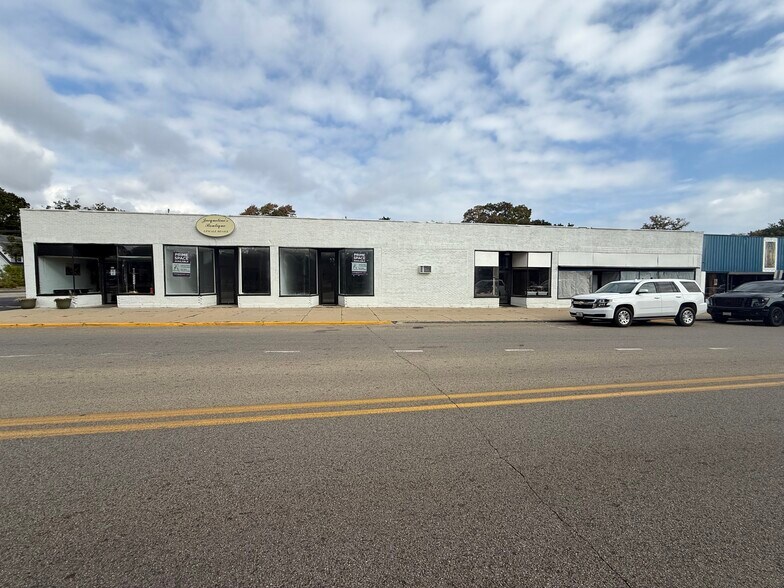 Primary Photo Of 814-824 Glen Flora Ave, Waukegan Storefront For Lease