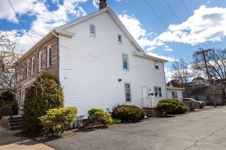More Photos Of 811 Monroe St, Stroudsburg Office Residential For Lease