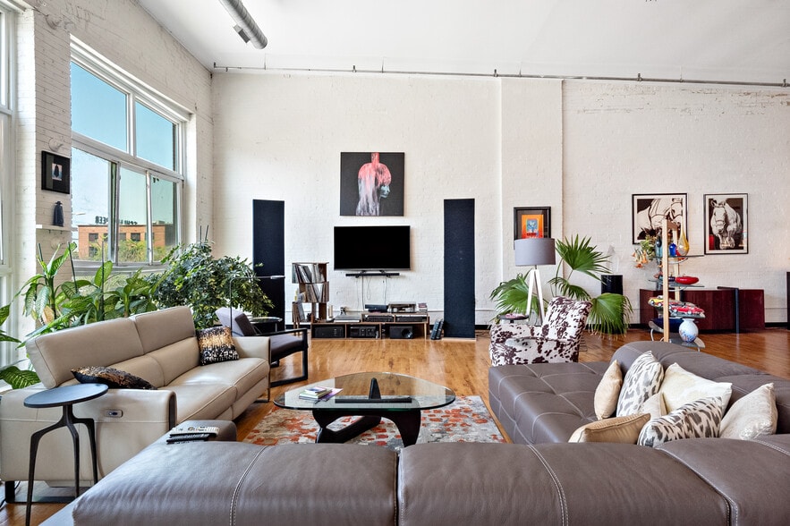 More Photos Of 2007-2009 Locust St, Saint Louis Storefront Retail Residential For Lease