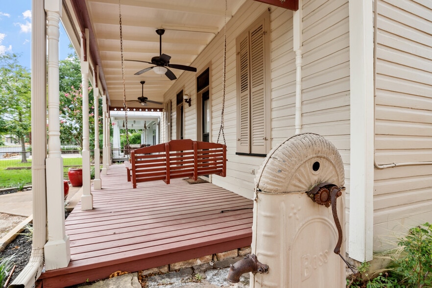 More Photos Of 514 W Austin St, Fredericksburg Specialty For Sale