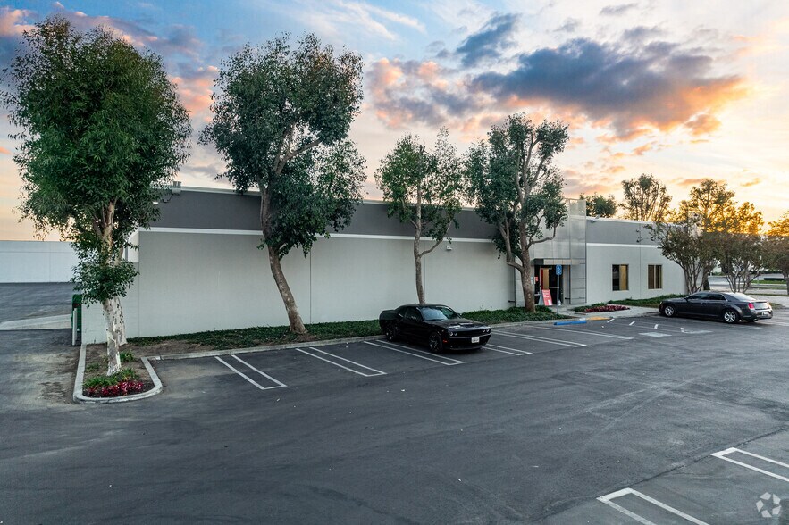 More Photos Of 960-970 Knox St, Torrance Warehouse For Lease