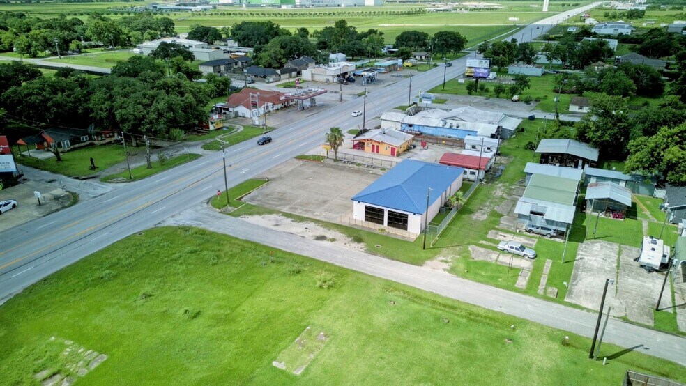 More Photos Of 8799 State Highway 35 N, Van Vleck Convenience Store For Sale