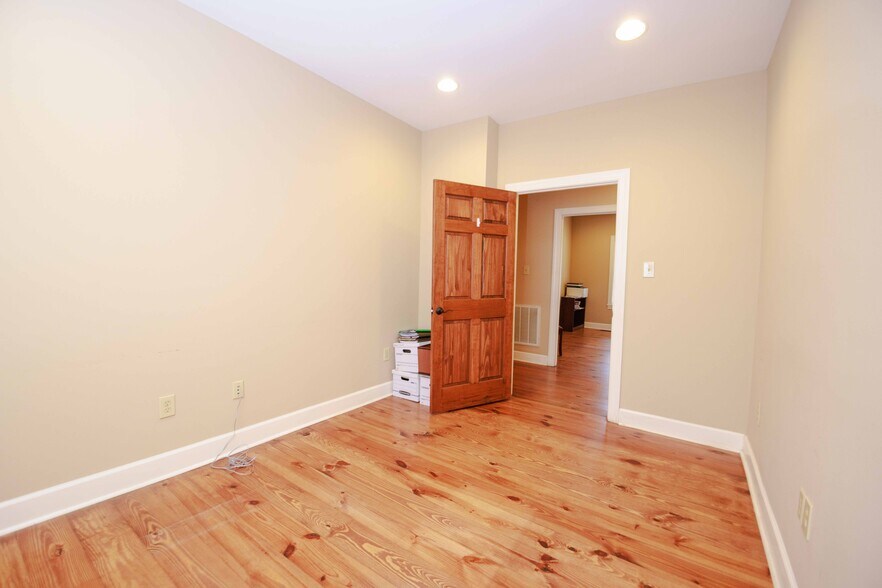 More Photos Of 106 N Alexander Ave, Washington Office For Sale