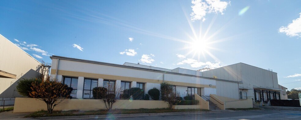 More Photos Of 302 Airport Dr, Montezuma Refrigeration Cold Storage For Lease
