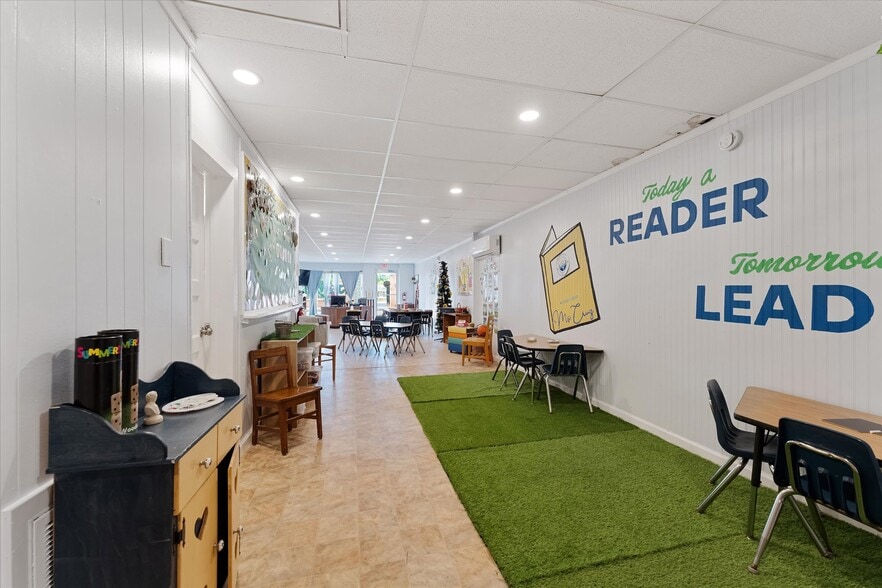 More Photos Of 313 E Main St, Humble Showroom For Sale