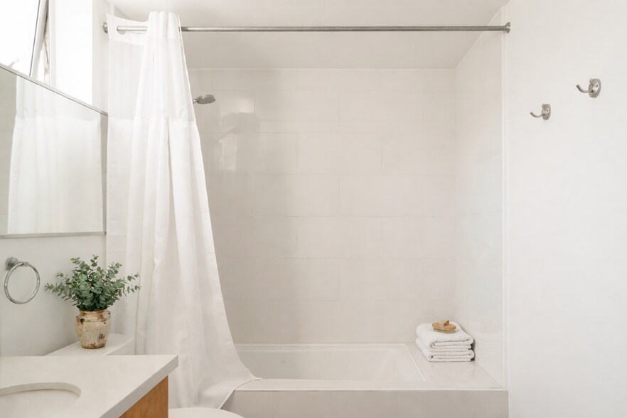 More Photos Of 608 Westminster Ave, Venice Apartments For Sale