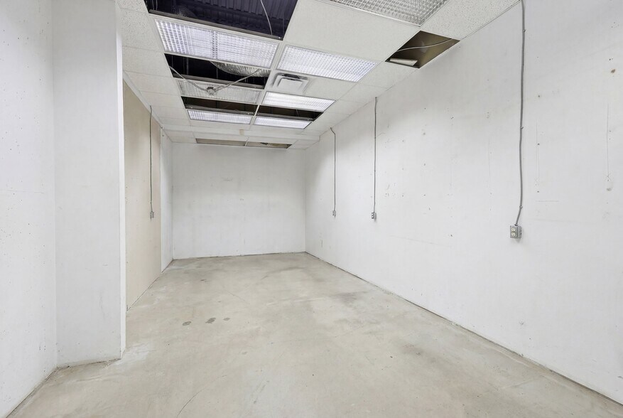 More Photos Of 214 Rue Saint-Antoine-Nord, Lavaltrie General Retail For Lease
