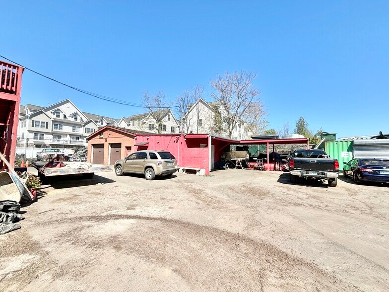 More Photos Of 41 Liberty St, Stamford Contractor Storage Yard For Lease