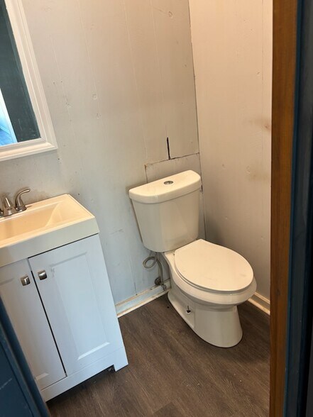 More Photos Of 1213 W Gaines St, Lawrenceburg Flex For Sale