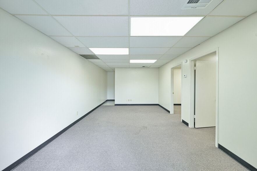 More Photos Of 1300 S Frazier St, Conroe Unknown For Lease