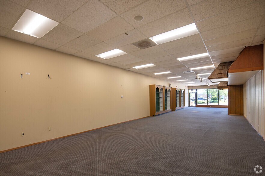 More Photos Of 29 Crystal Lake Plz, Crystal Lake Unknown For Lease