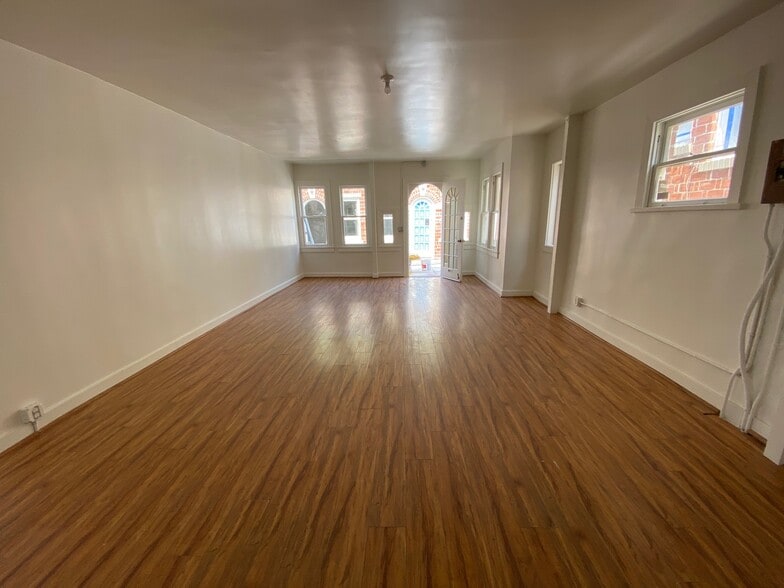 More Photos Of 517 Ocean Front Walk, Venice Storefront Retail Office For Lease