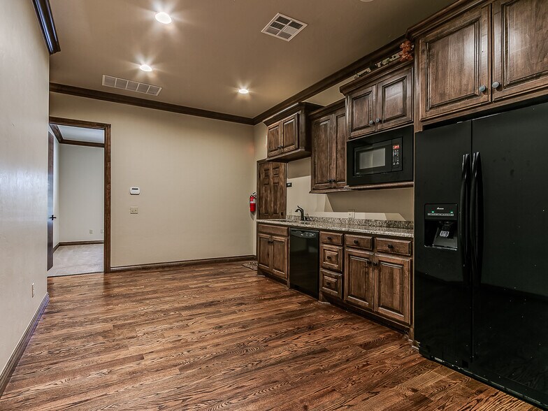 More Photos Of 2929 NW 156th St, Oklahoma City Office For Lease