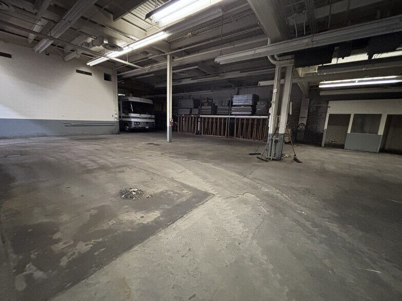 More Photos Of 365 Leo St, Dayton Warehouse For Lease