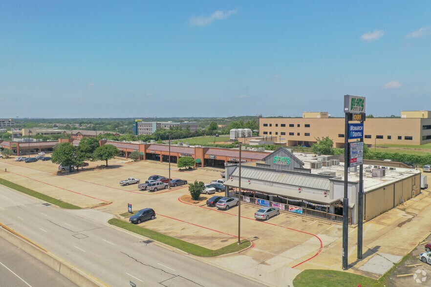 More Photos Of 1701-1833 Airport Fwy, Bedford General Retail For Lease