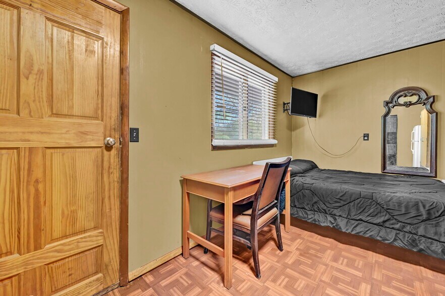 More Photos Of 44077 Oberlin Elyria Rd, Oberlin Hotel For Sale