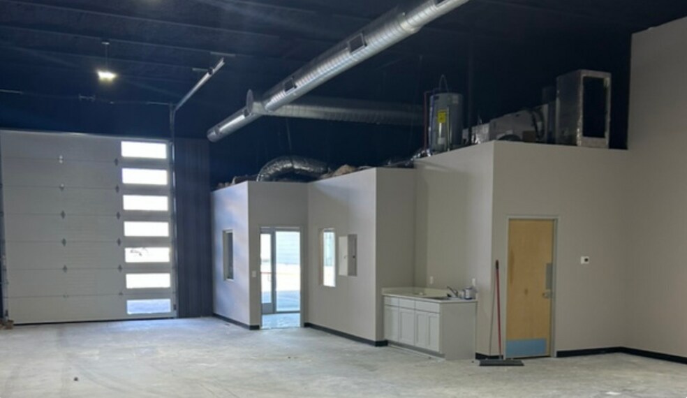 More Photos Of 233 County Road 214, Liberty Hill Flex For Lease