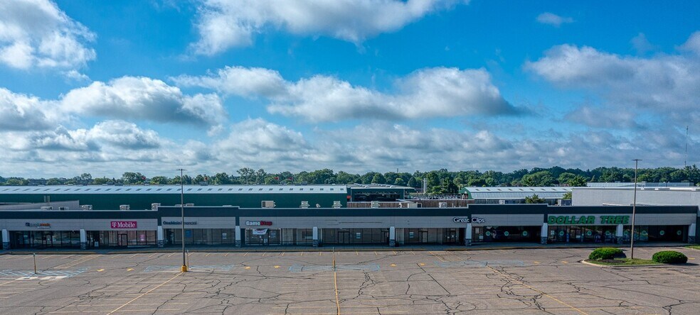 More Photos Of 438-462 E Edgewood Blvd & SEC American Rd & E Edgewood Blvd, Lansing Storefront For Lease