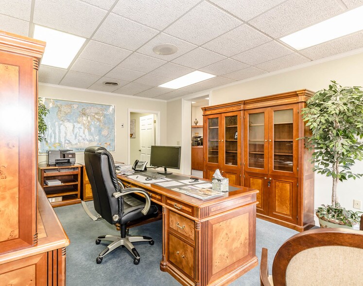 More Photos Of 215 Church St, Lenoir Office For Sale