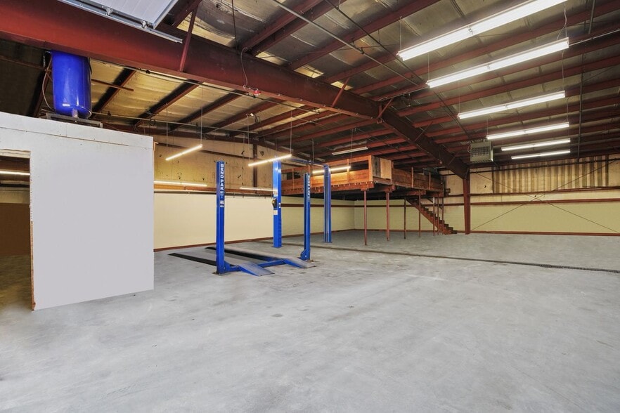 More Photos Of 6 Lark Industrial Pky, Greenville Self Storage For Lease