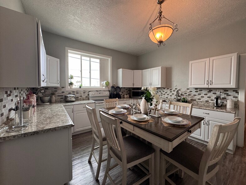 More Photos Of 1221 Overland Ave, Burley Storefront For Sale