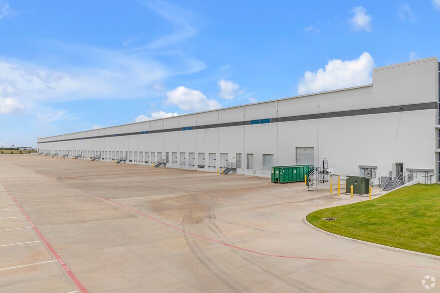 More Photos Of 601 Distribution Dr, Wilmer Distribution For Lease