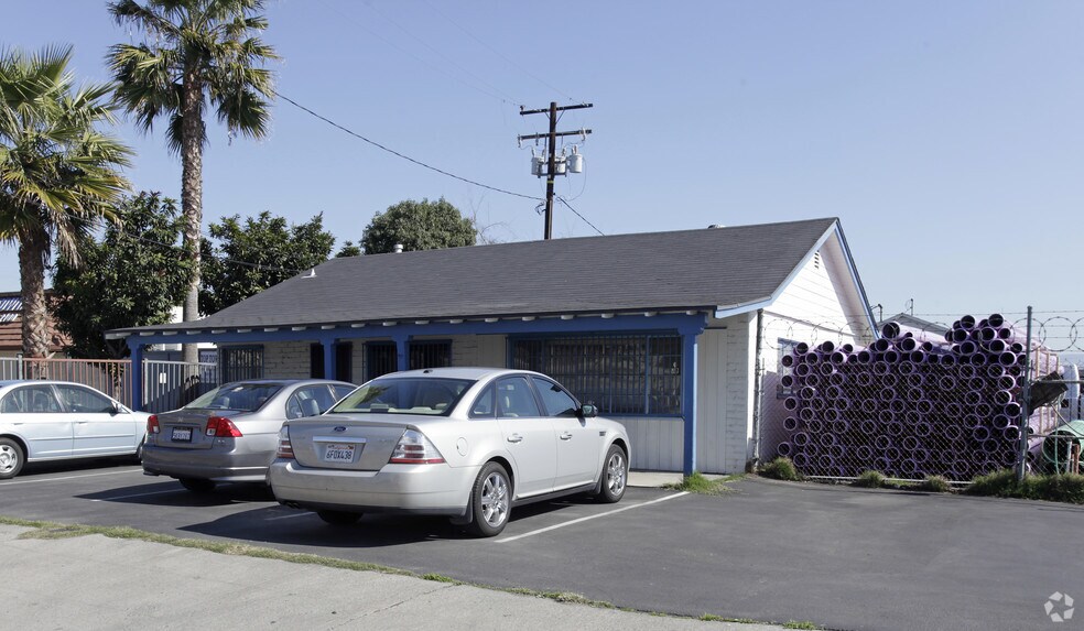 More Photos Of 1315-1317 N Santiago St, Santa Ana Service For Lease