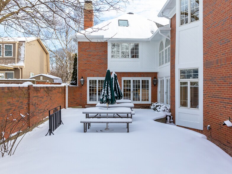 More Photos Of 301 W Roosevelt Rd, Wheaton Office For Lease