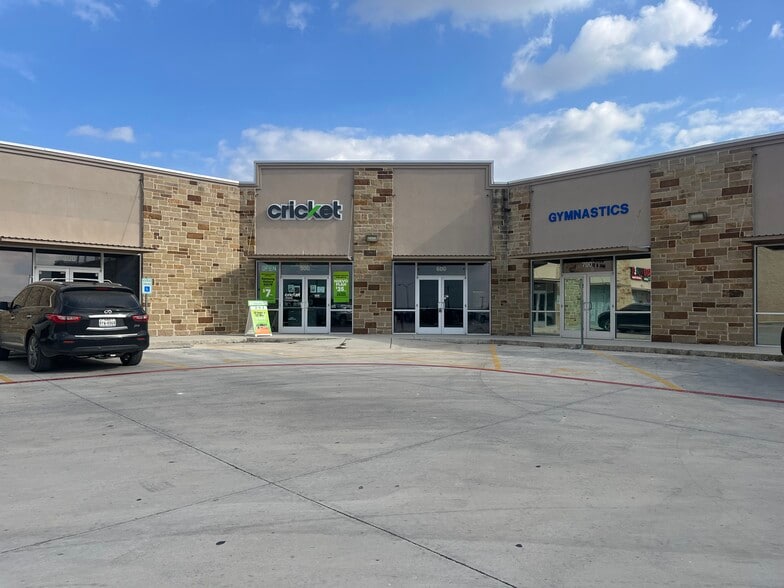 More Photos Of 180 Town Center Blvd, Jarrell Storefront For Lease
