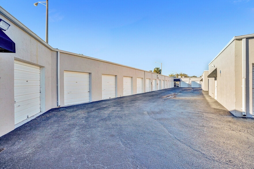 More Photos Of 959 NE Floranada Rd, Oakland Park Showroom For Lease
