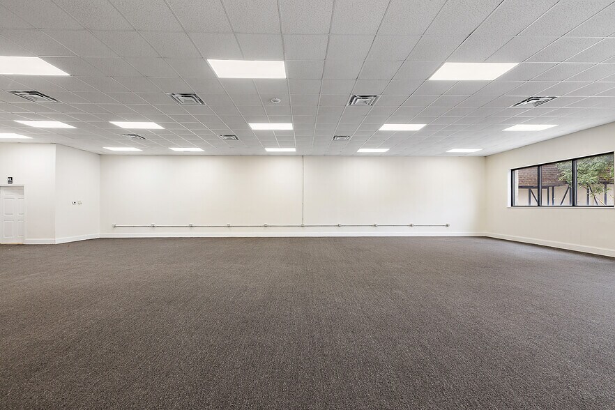 More Photos Of 10840-10850 W 9 Mile Rd, Oak Park Freestanding For Lease