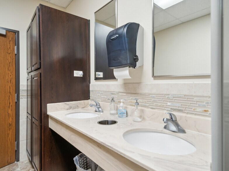 More Photos Of 2005 N Yellowood Ave, Broken Arrow Warehouse For Sale