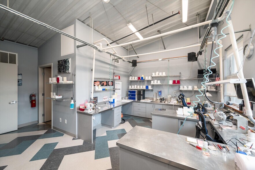 More Photos Of 905 Squalicum Way, Bellingham Flex For Sale