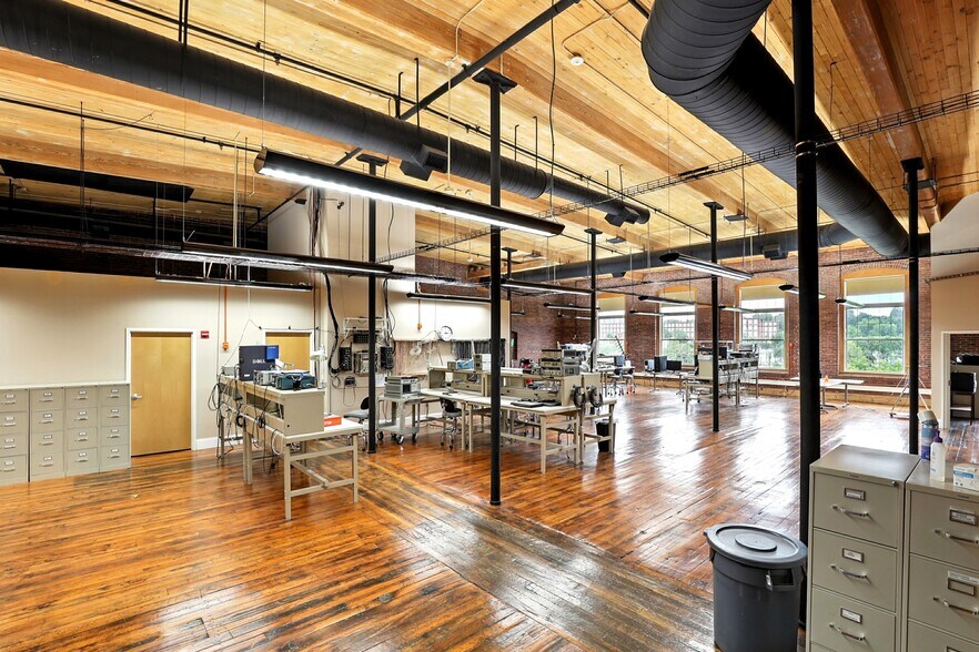 More Photos Of 670 N Commercial St, Manchester Apartments For Lease