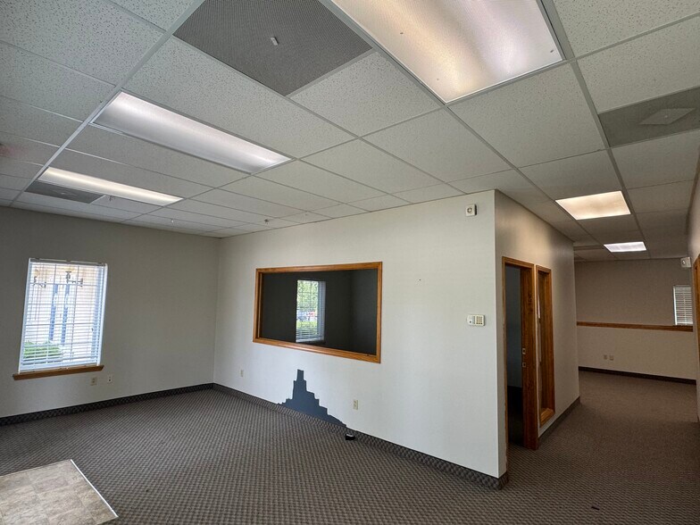 More Photos Of 1604 NW Mock Ave, Blue Springs Medical For Lease