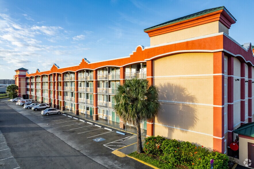 More Photos Of 2500 33rd St, Orlando Hotel For Sale
