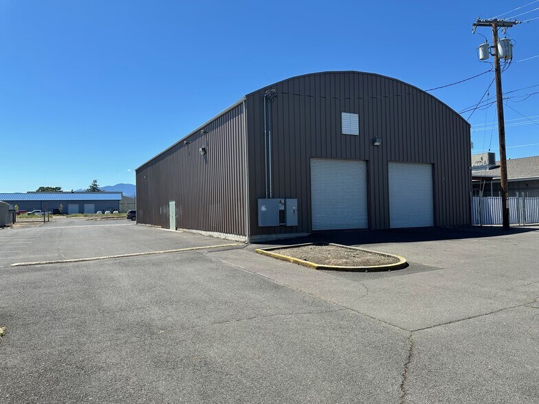 More Photos Of 765 S Riverside Ave, Medford Freestanding For Sale