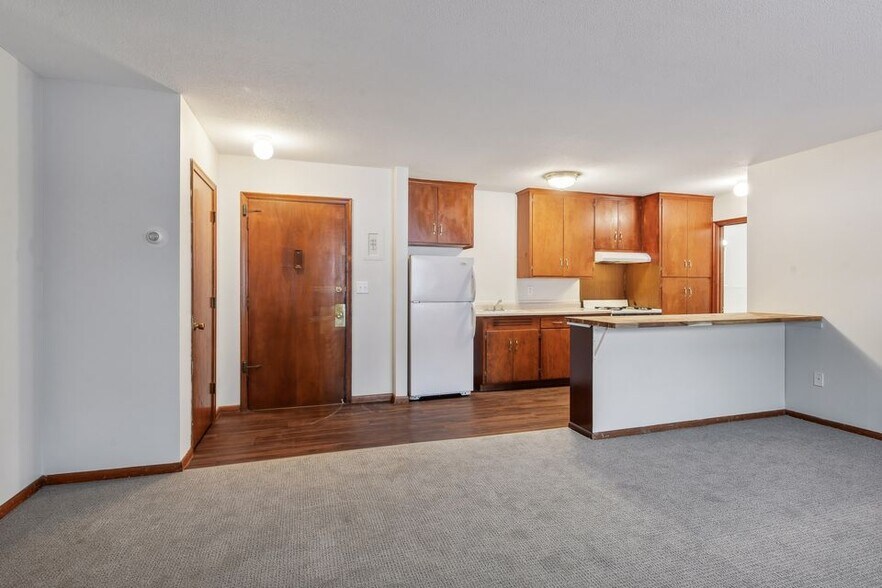 More Photos Of 2009-2017 Commerce Blvd, Mound Apartments For Sale