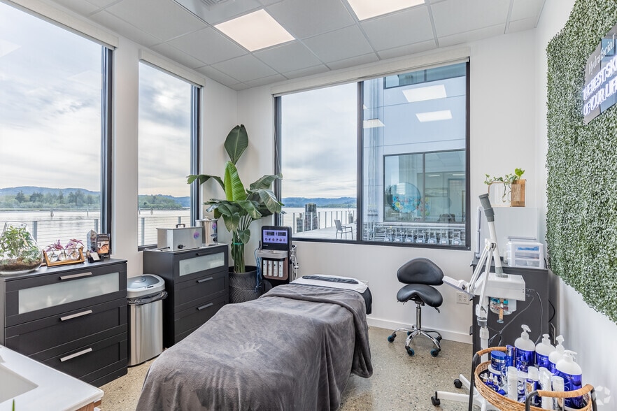 More Photos Of 1280 N Bayshore Dr, Coos Bay General Retail For Lease